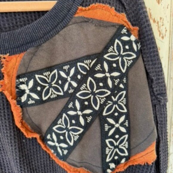 POL NAVY PEACE SIGN APPLIQUE THERMAL TOP - Picture 7 of 7